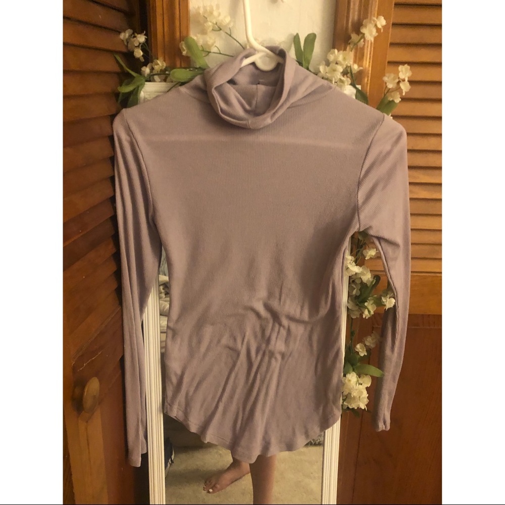 Light turtle neck